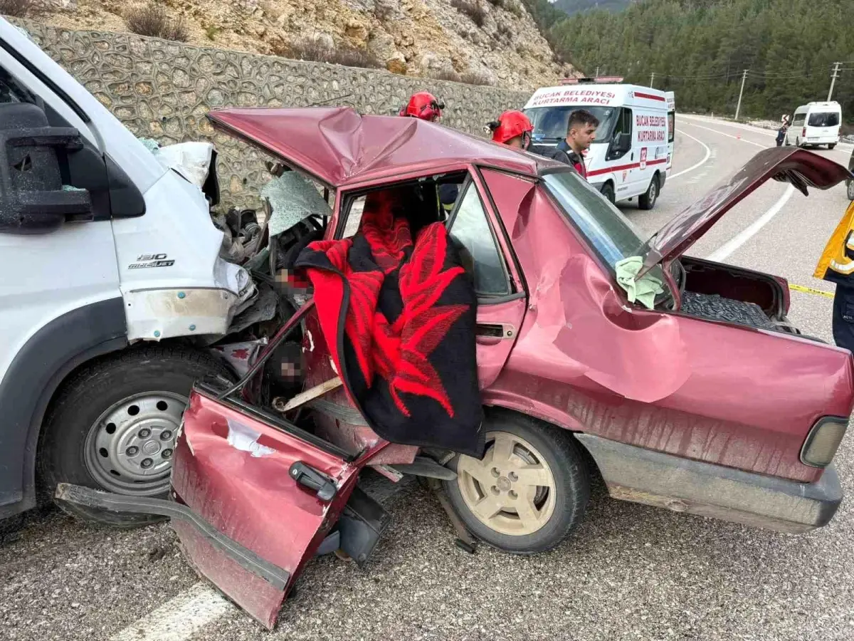 Minibüs ile otomobil kafa kafaya çarpıştı: 2 ölü, 4 yaralı