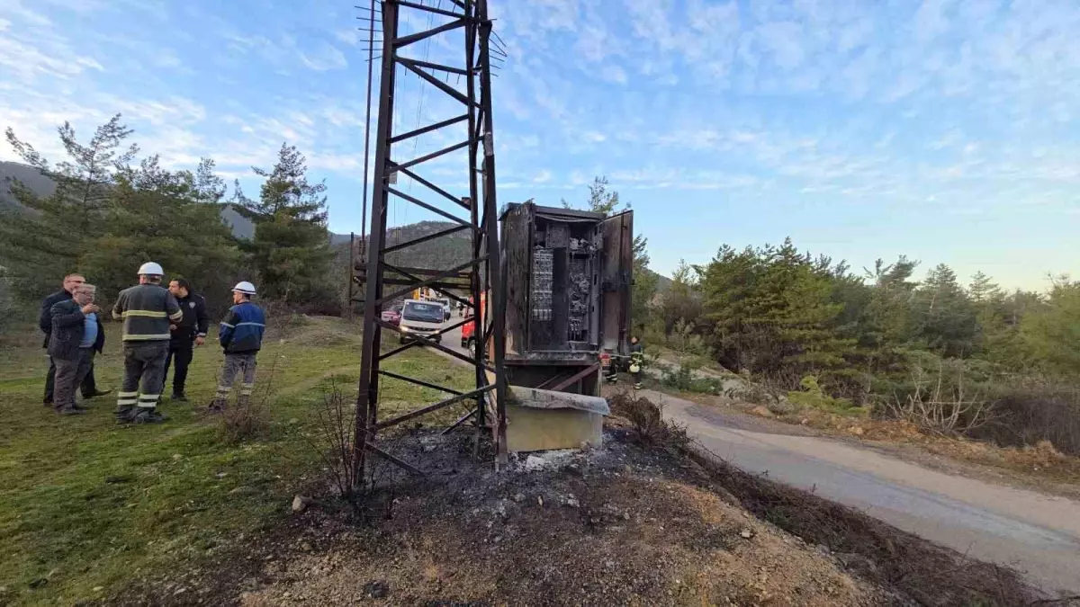 Patlayan elektrik trafosu alev aldı