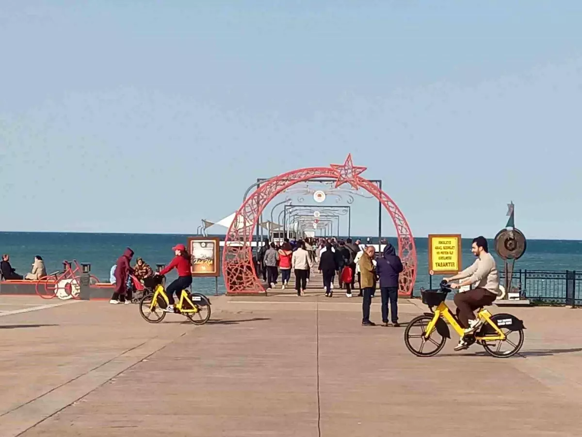Samsun'da yalancı bahar: Vatandaşlar sahile akın etti