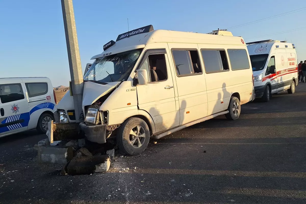 Tarım işçilerini taşıyan minibüs direğe çarptı: 1'i ağır 15 yaralı