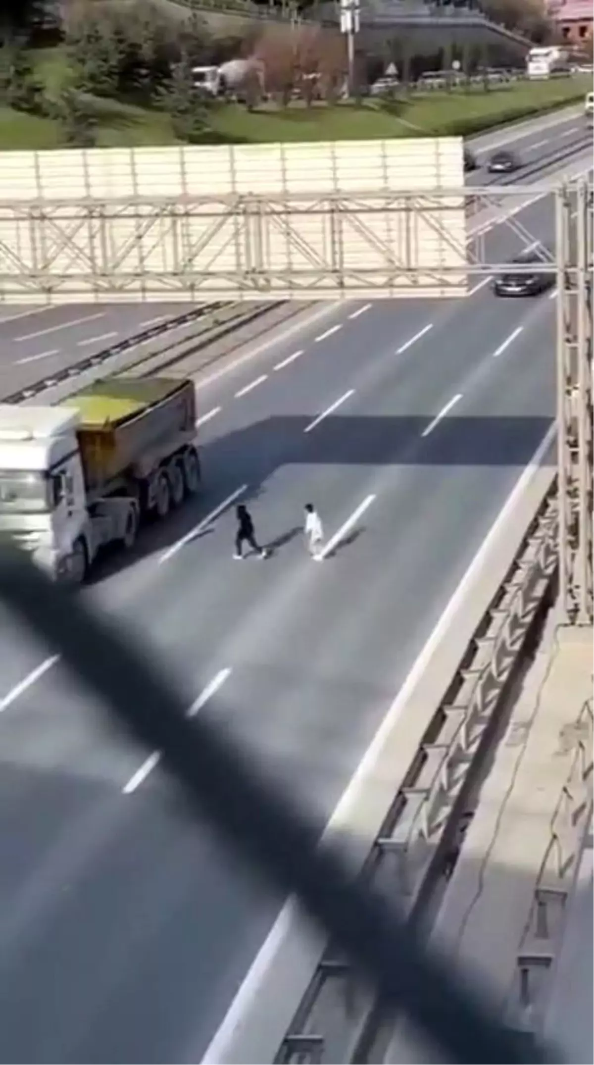 TEM Otoyolu'nda çocukların tehlikeli yolculuğu kamerada