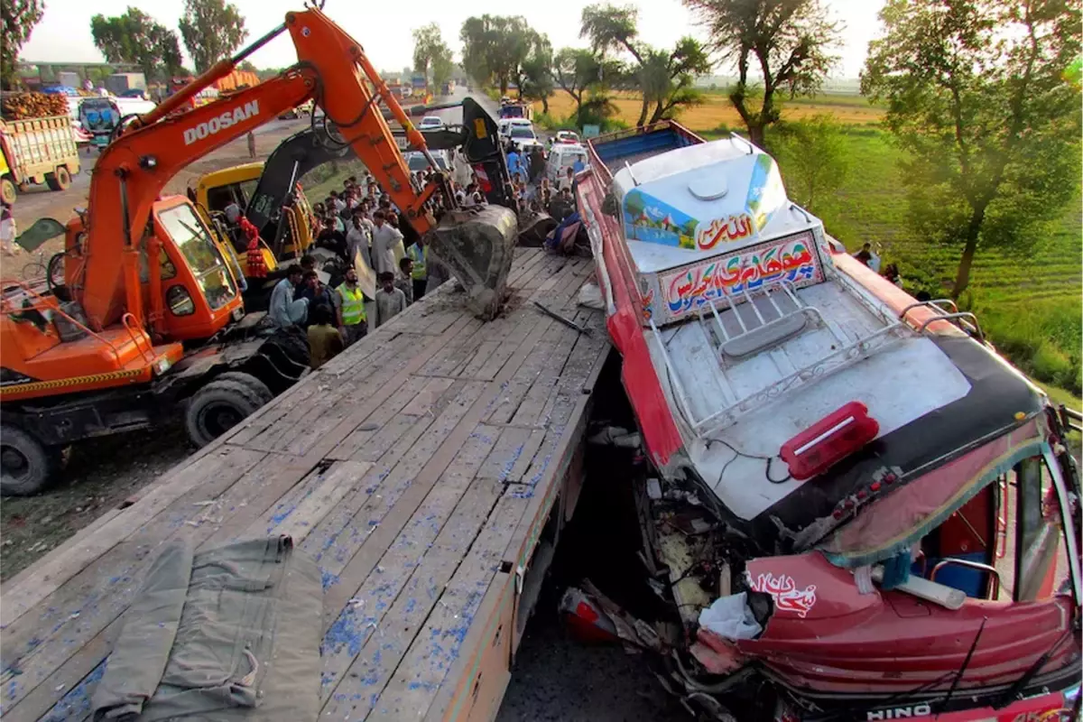Ters şeritte giden otobüsle tır çarpıştı! 11 kişi öldü, 10 yaralı var