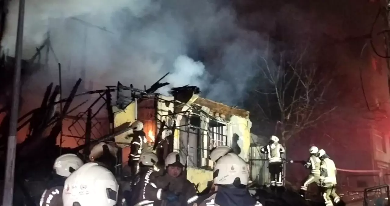 Üsküdar'da iki katlı metruk bina alev alev yandı