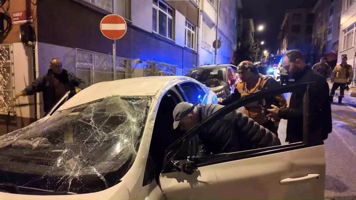 Üsküdar'da kontrolden çıkan otomobil iki araca çarparak takla attı