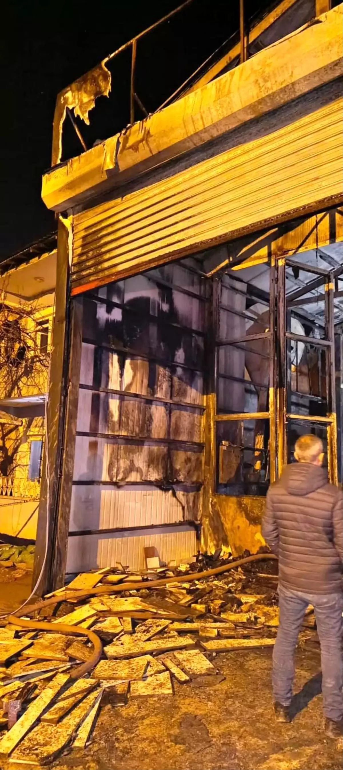 Van'da iş yerindeki yangında 1 kişi yaralandı, 2 kişi dumandan etkilendi