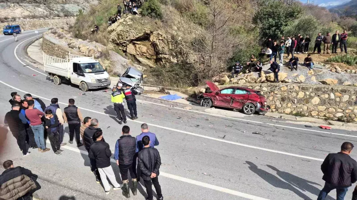 Virajı alamayan kamyon 2 otomobili biçti: 1 ölü, 3 yaralı