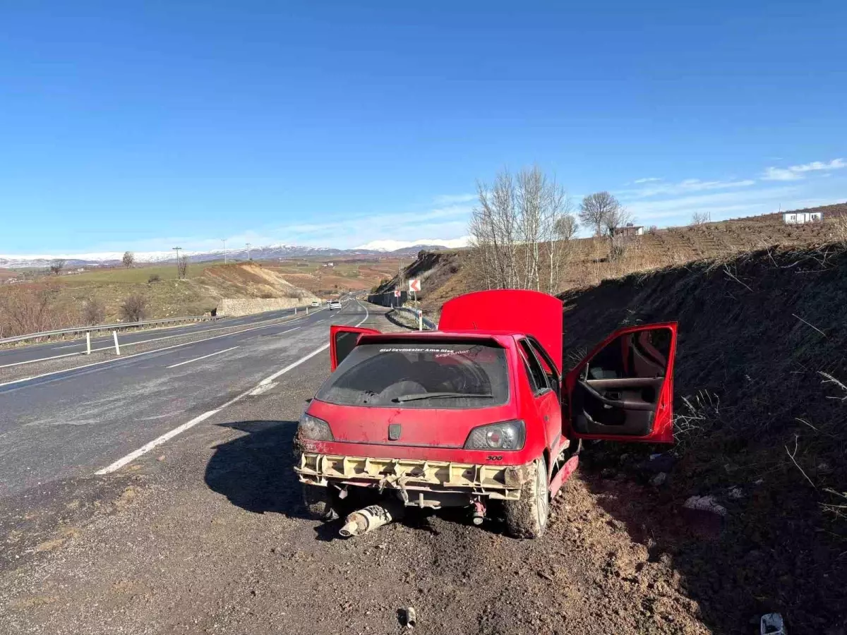 Yolda oluşan çukur kazaya neden oldu: 2 yaralı