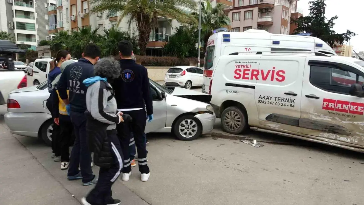 Antalya'da otomobil ile hafif ticari kavşakta çarpıştı: 3 yaralı
