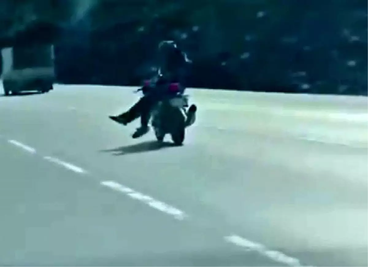 Arnavutköy-Sultangazi yolunda tehlikeli motosiklet yolculuğu