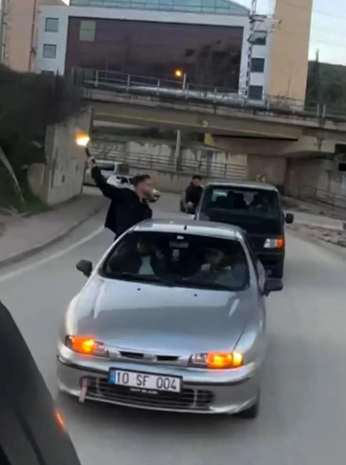 Bilecik'te bir konvoyda havaya ateş eden şahıs pes dedirtti