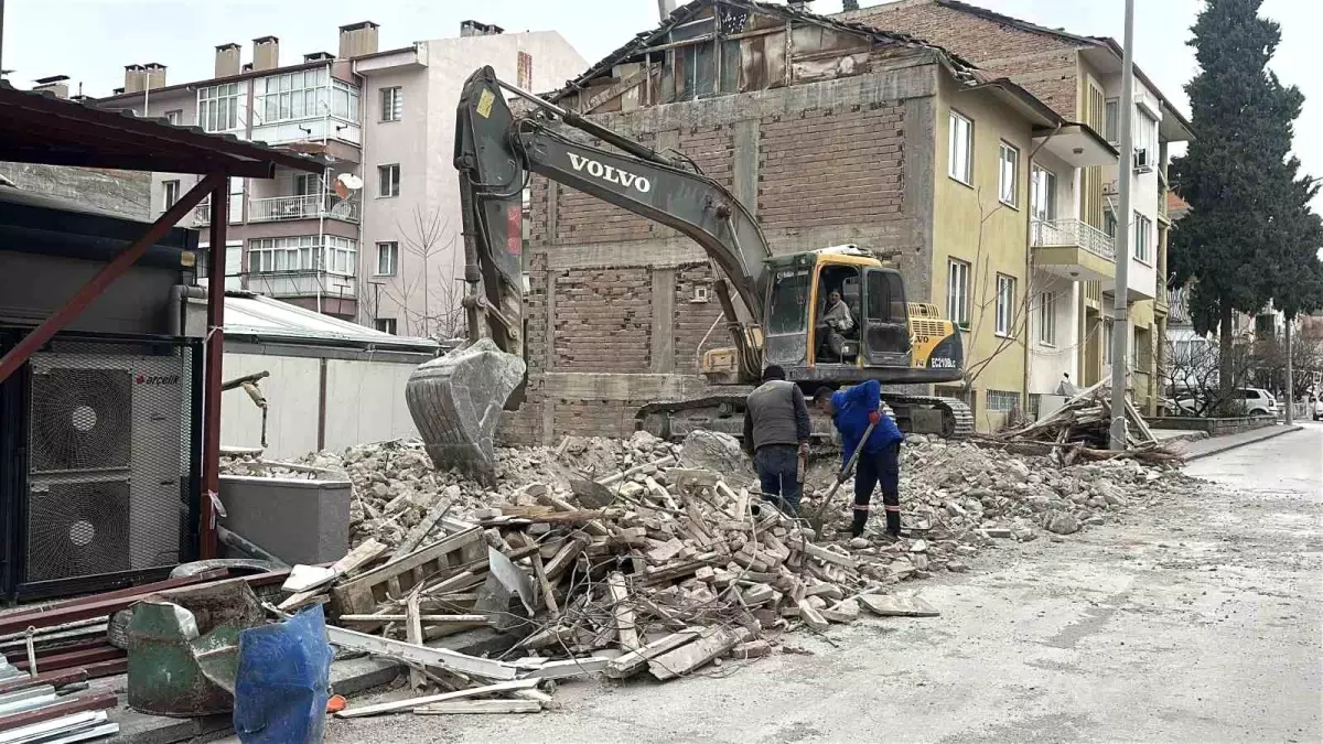 Bina yıkımı sırasında doğal gaz borusundan sızıntı meydana geldi