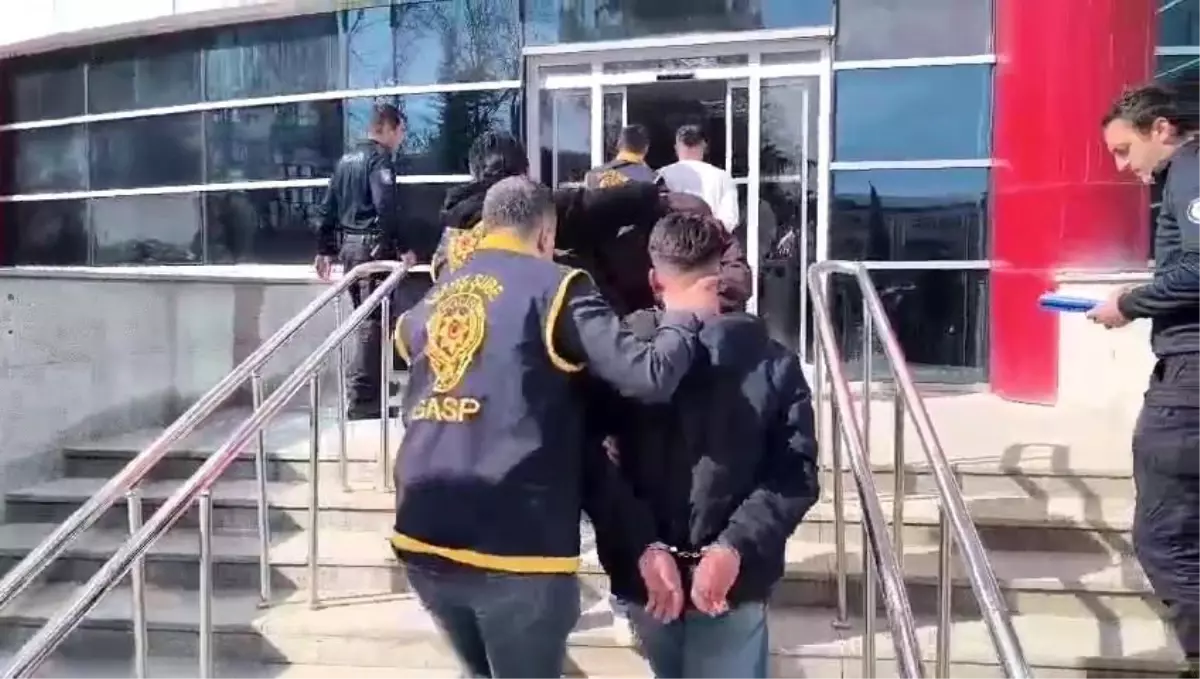 Bir kişinin ağır yaralandığı bıçaklı saldırıda 3 şahıs gözaltına alındı