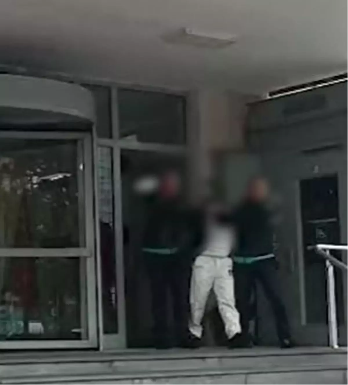 Boşanma aşamasındaki eşini defalarca bıçaklayıp, sonra babasını aramış