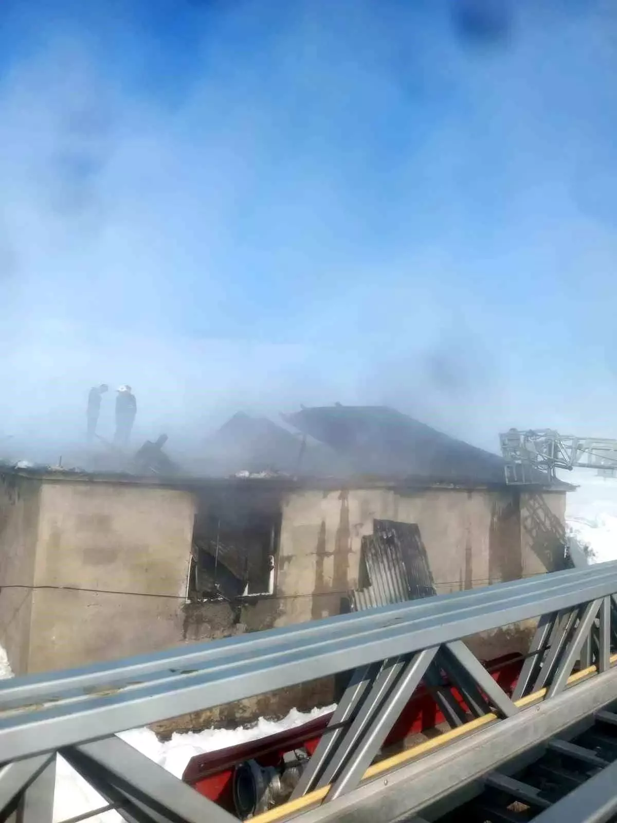 Çaldıran'da ev yangını