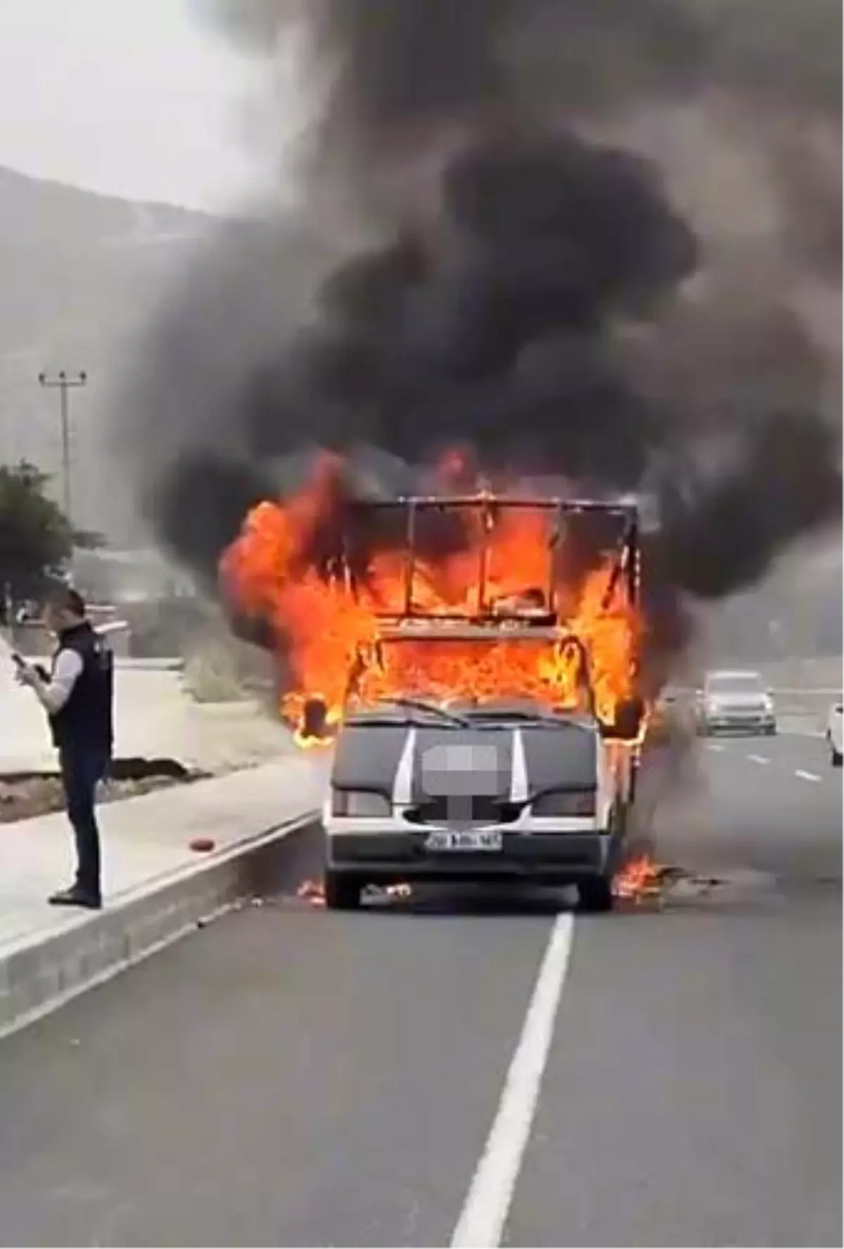 Denizli'de seyir halindeki araç alevlere teslim oldu