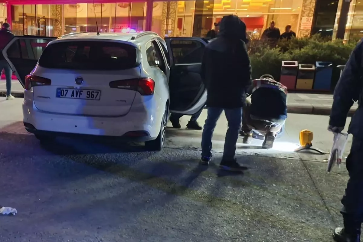 Dinlenme tesisinde 5 gündür park halinde olan otomobilden ceset çıktı