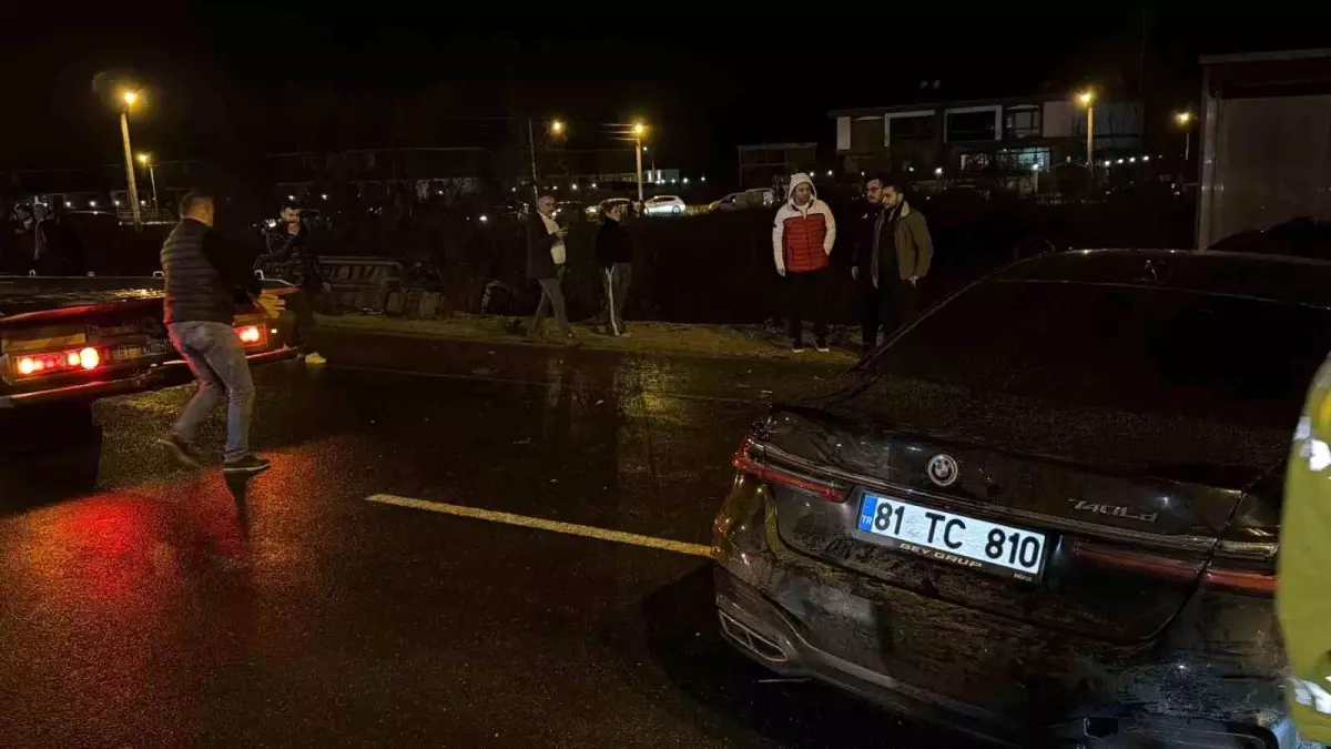 Düzce'de otomobil halk otobüsü ile çarpıştı: 5 yaralı