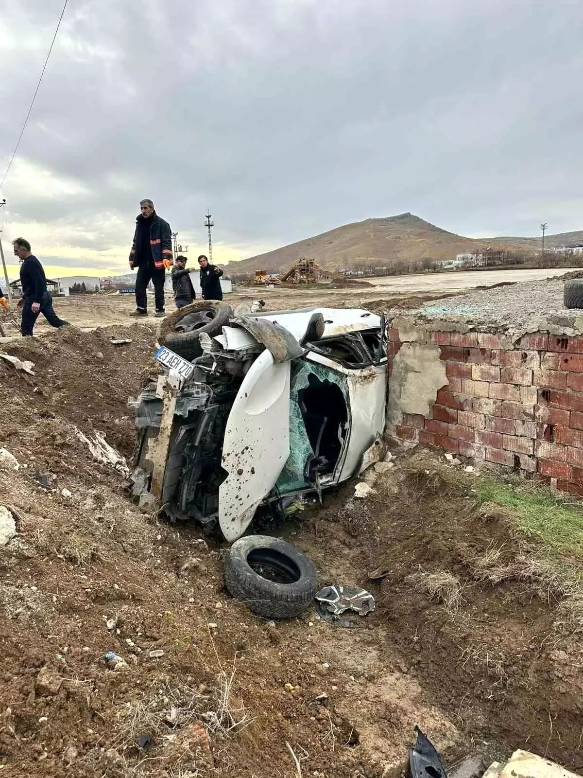 Elazığ'da otomobil aydınlatma direğine çarptı: 2 yaralı