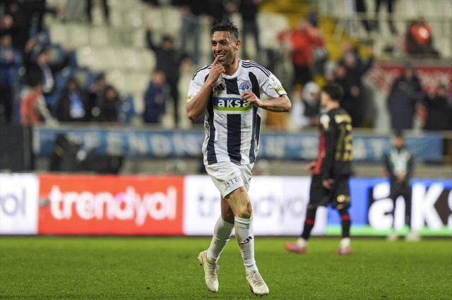 Emre Belözoğlu achieved his goal! Kasımpaşa wins in the 5-goal Haliç derby