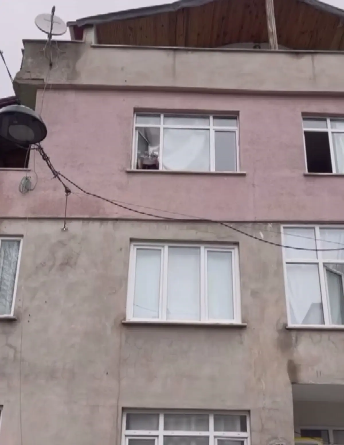 Esenler'de pencereye çıkıp tencere ve tavaya vuran kadın mahalleliyi bıktırdı