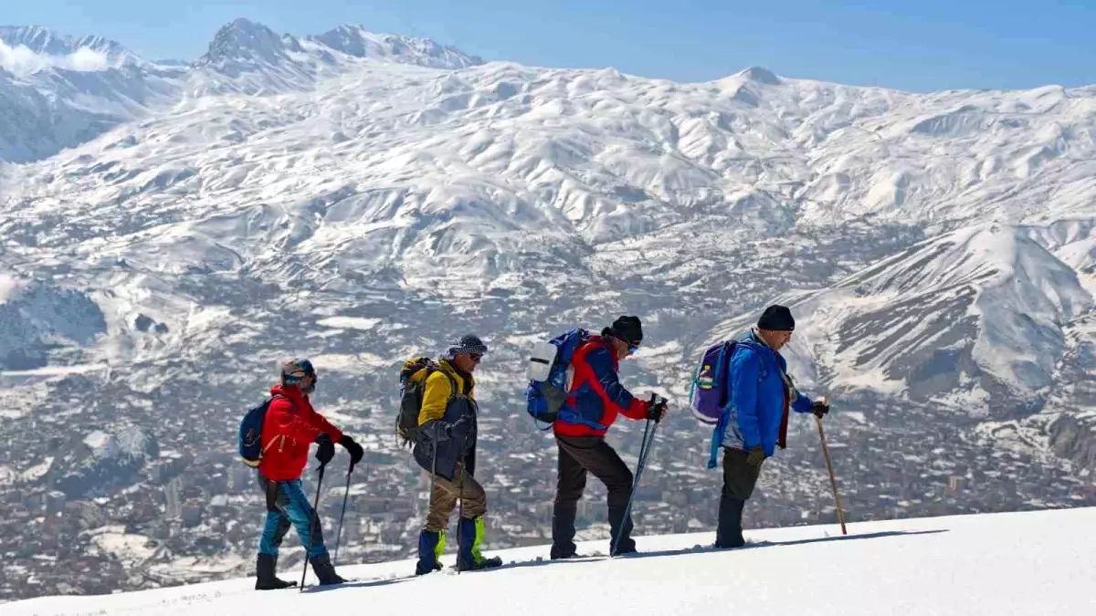 Hakkari'de Vatan Tepesi'ne zorlu kış tırmanışı