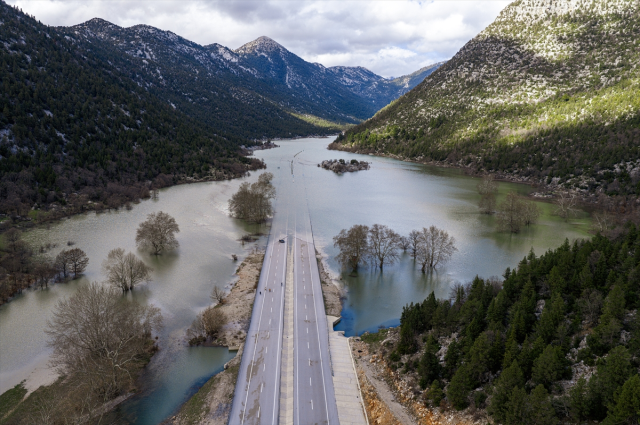 The road connecting two provinces has been like this for days! Even the traffic signs are submerged in water