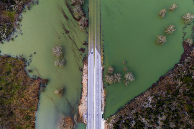 The road connecting two provinces has been like this for days! Even the traffic signs are submerged in water
