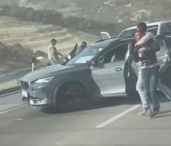 Shocking footage! Agents beat the youths and forced them into vehicles