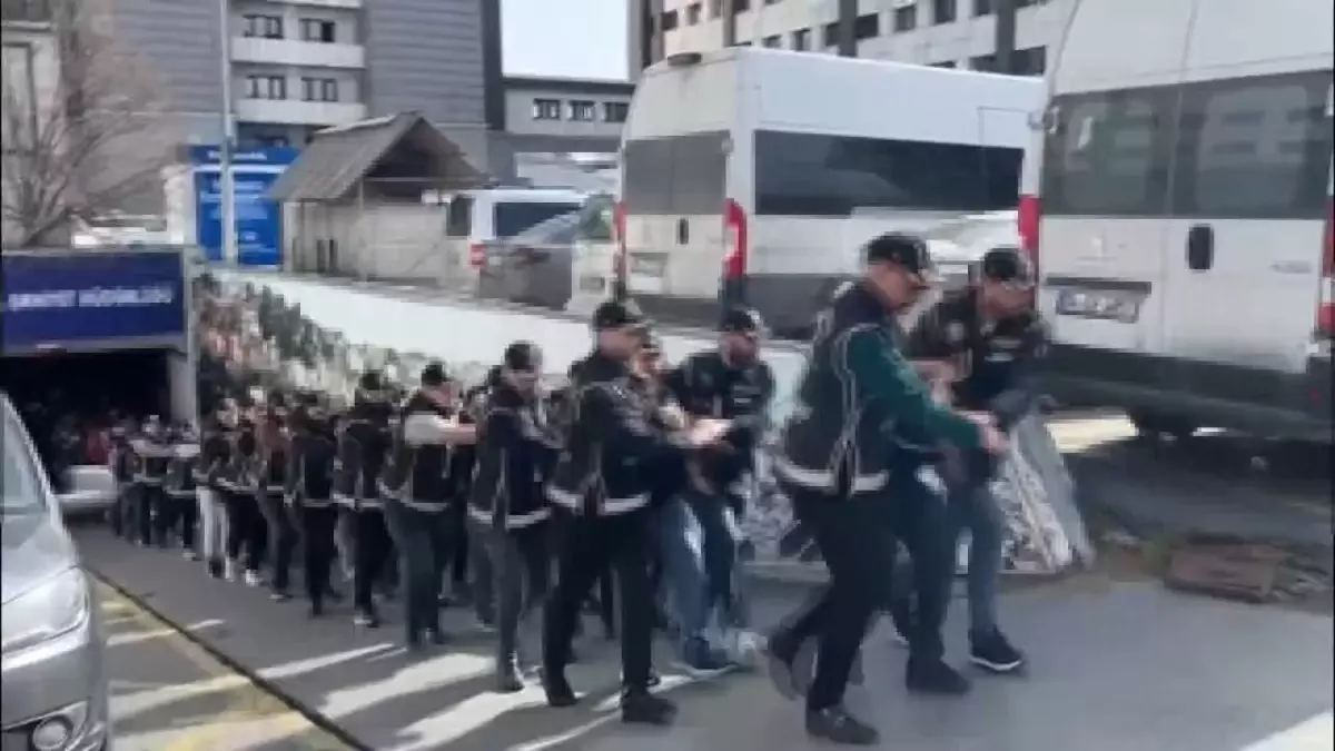 İstanbul merkezli 4 ilde organize suç örgütüne düzenlenen operasyonda gözaltına alınanlar adliyeye sevk edildi