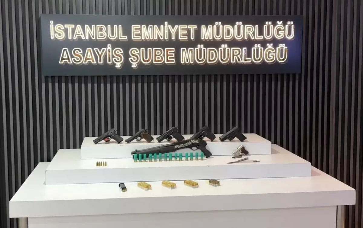 İstanbul merkezli 7 ilde düzenlenen yeni nesil suç örgütlerine yönelik operasyonda gözaltına alınan 42 şüp...