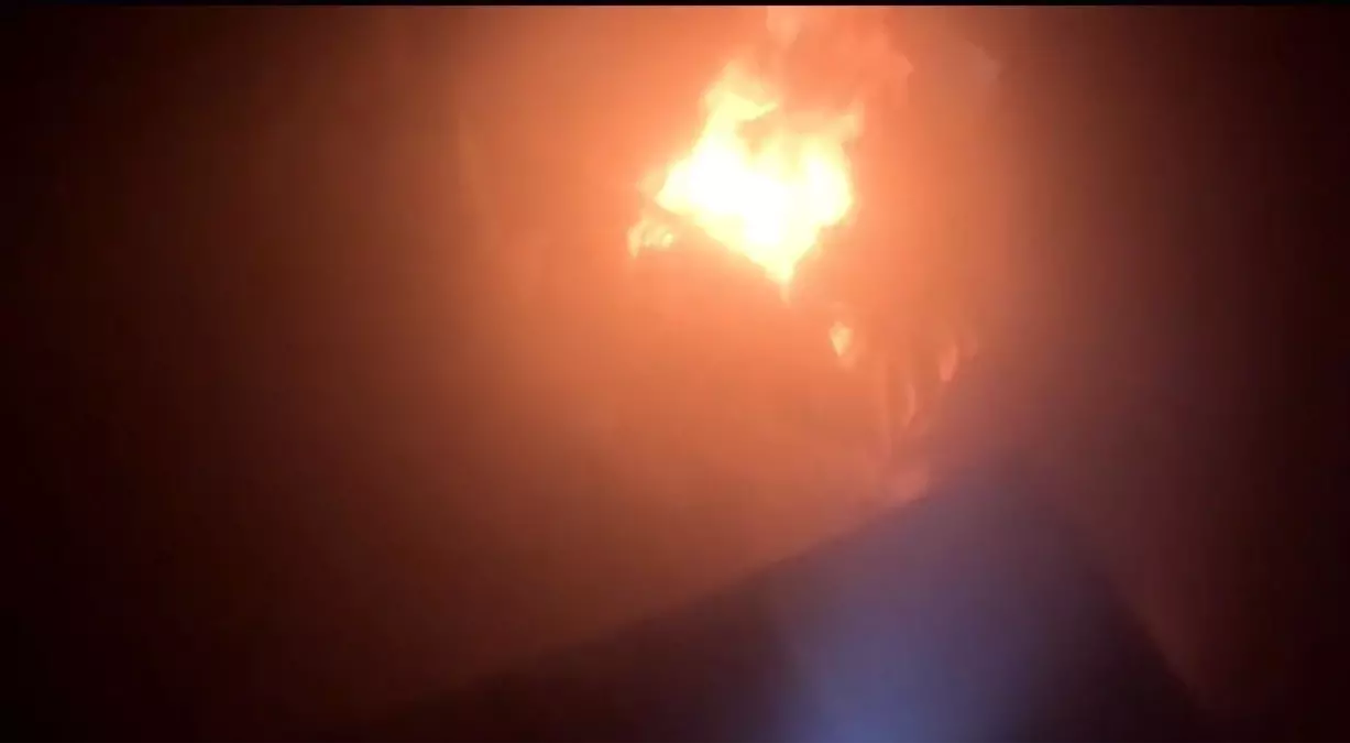 İtfaiye erlerinin ateşe verilen evi söndürme anları kask kamerasında