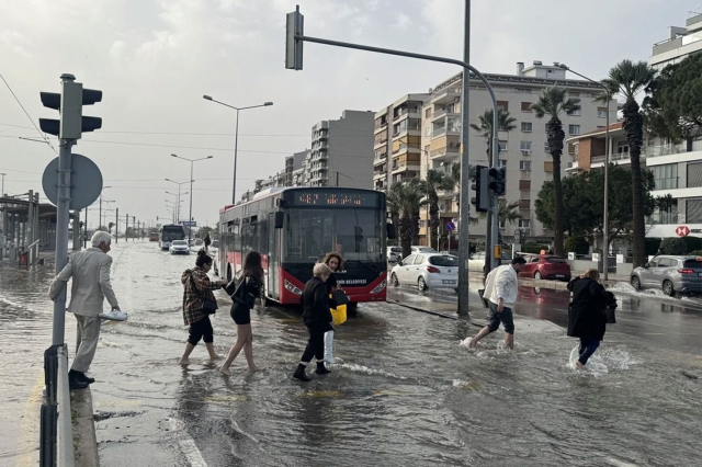 İzmir sele teslim! Vatandaş çıplak ayakla yürümek zorunda kaldı