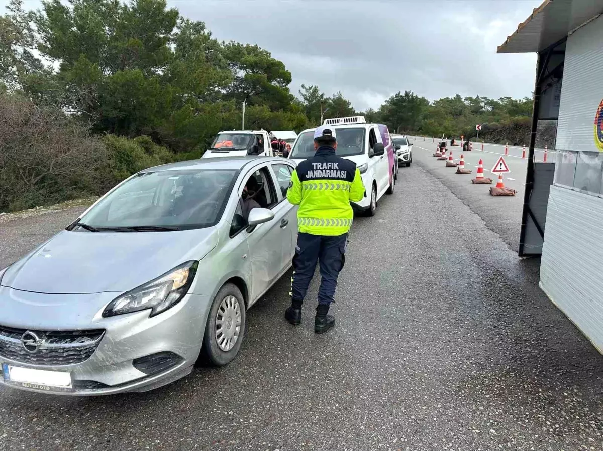 Jandarma denetimlerinde çeşitli suçlardan aranan 35 şahıs tutuklandı
