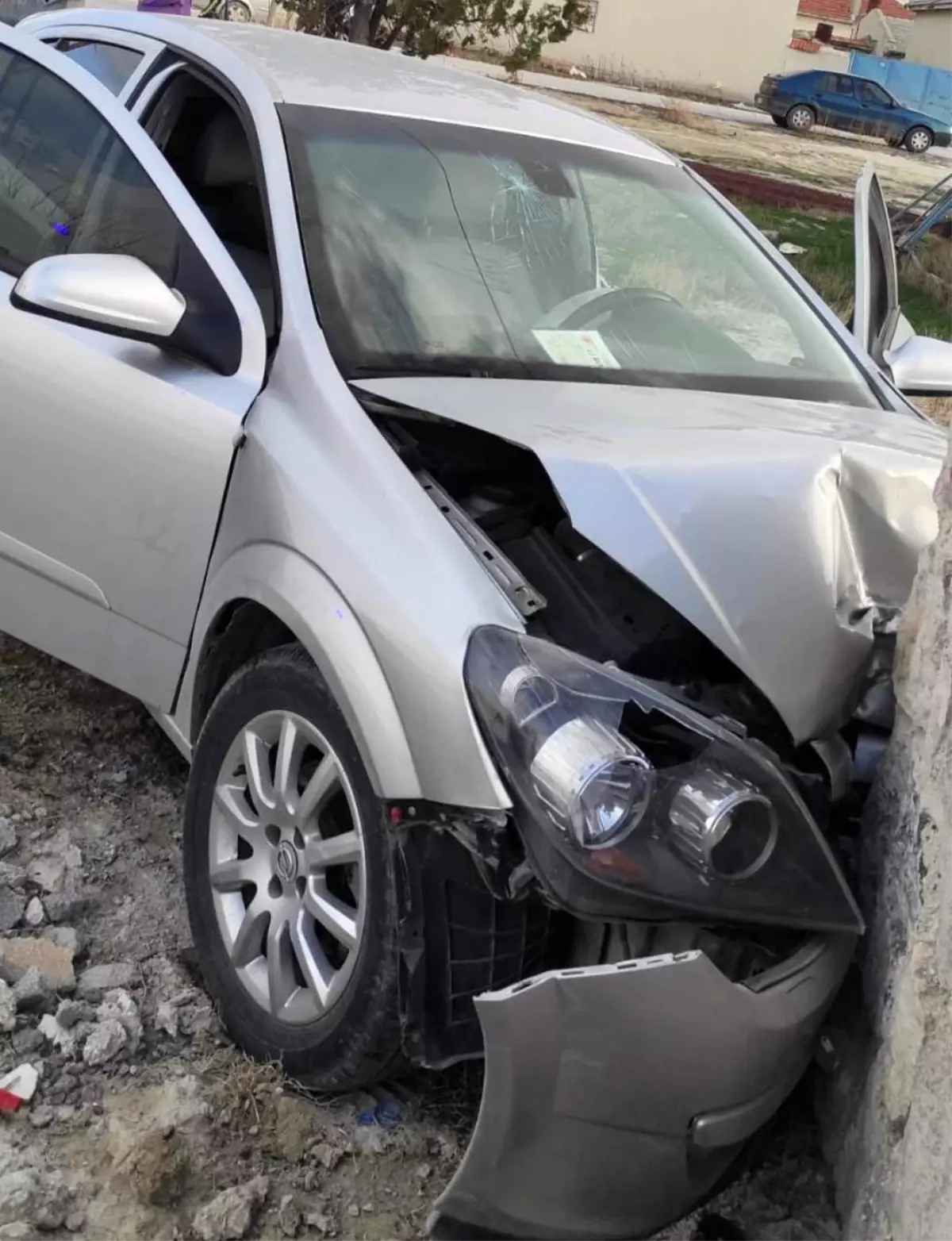 Kontrolden çıkan otomobil avlu duvarına çarptı: 4 yaralı