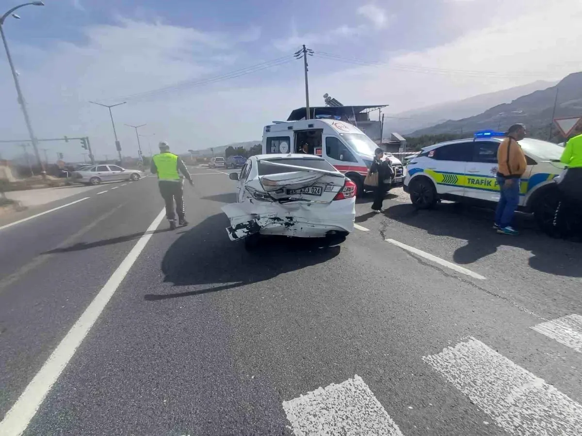 Manisa'da iki otomobil çarpıştı: 2'si çocuk 5 yaralı