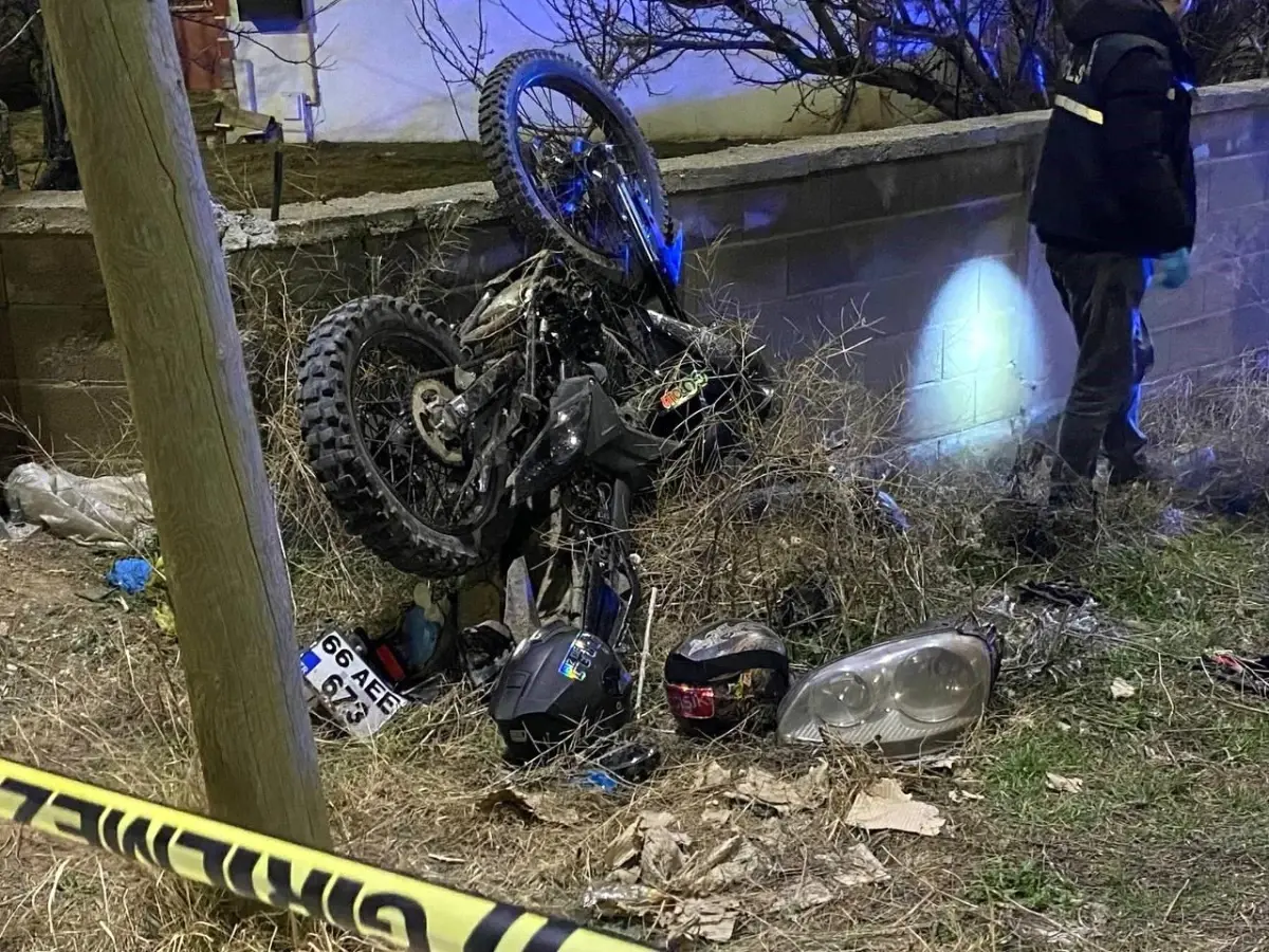 Motosiklet otomobille kafa kafaya çarpıştı: 1 ölü, 2 yaralı