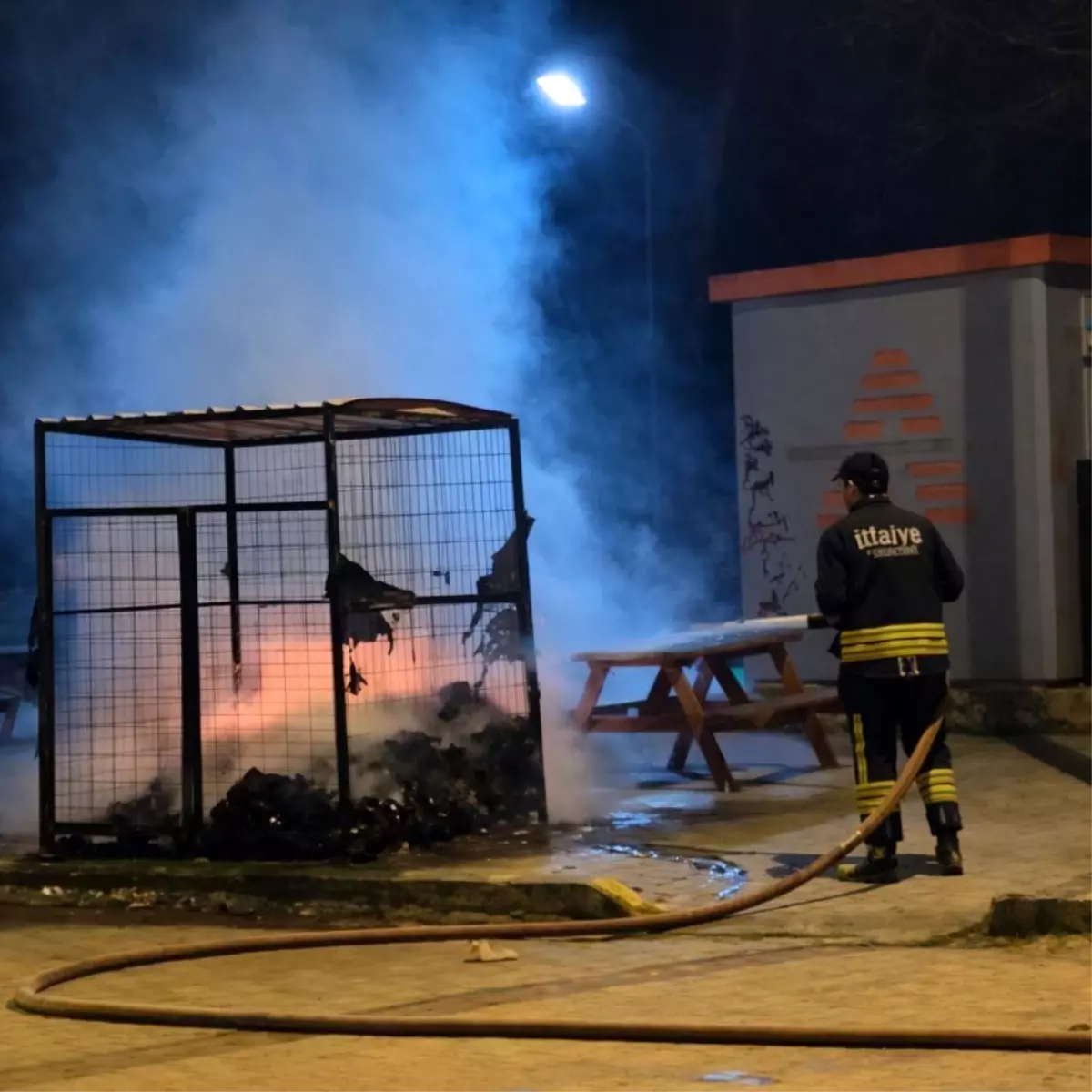 Okul karşısındaki konteynerden alevler yükseldi
