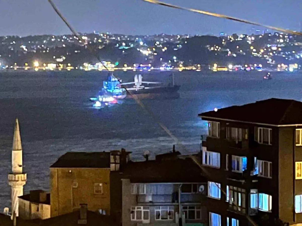 Sarıyer açıklarında kurtarılan gemi bu sefer İstanbul Boğazı'nda fırtınada savruldu
