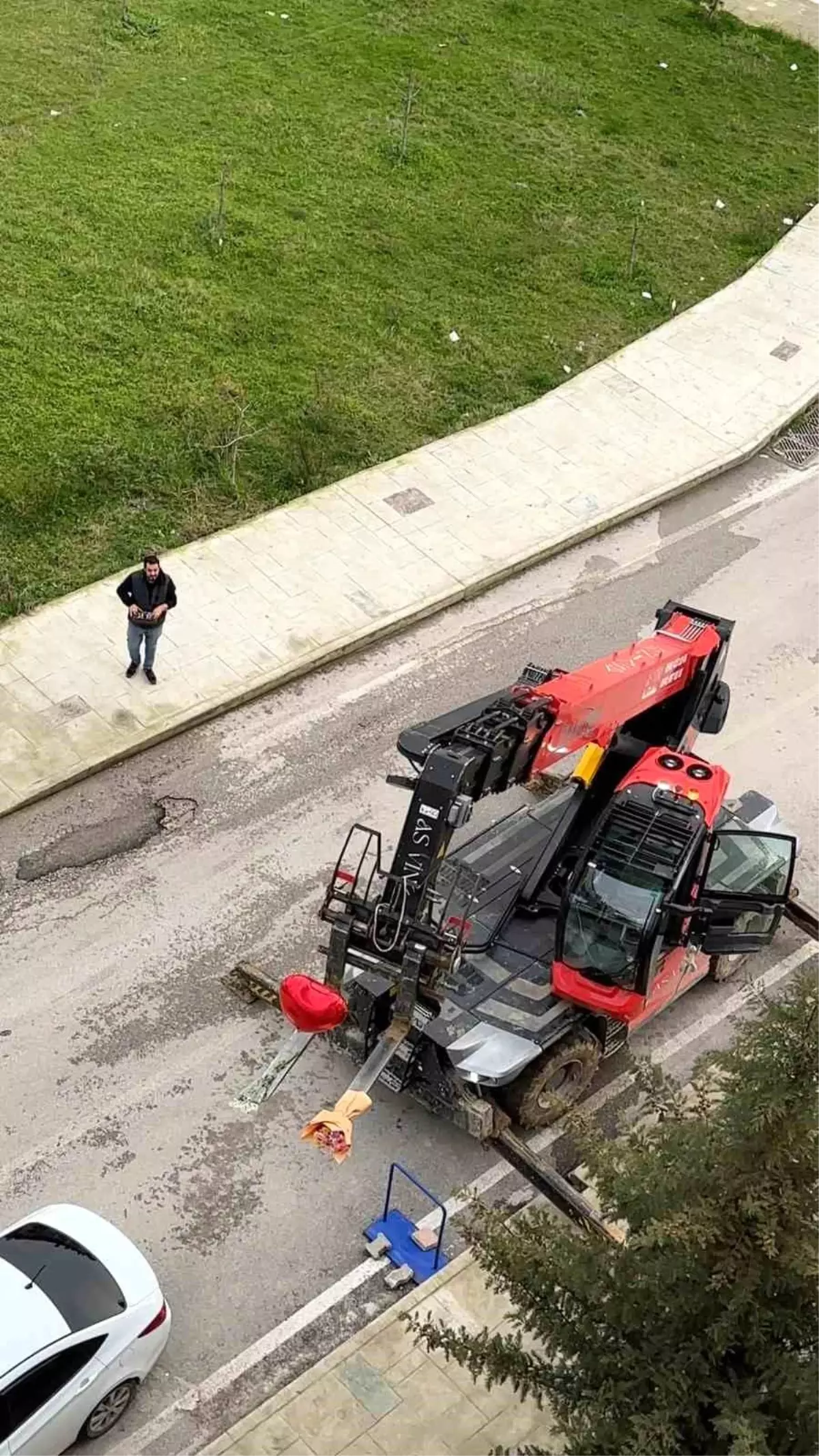 Sevgililer Günü'nü unuttu, iş makinesiyle balkona çıkarttığı güllerle gönül aldı