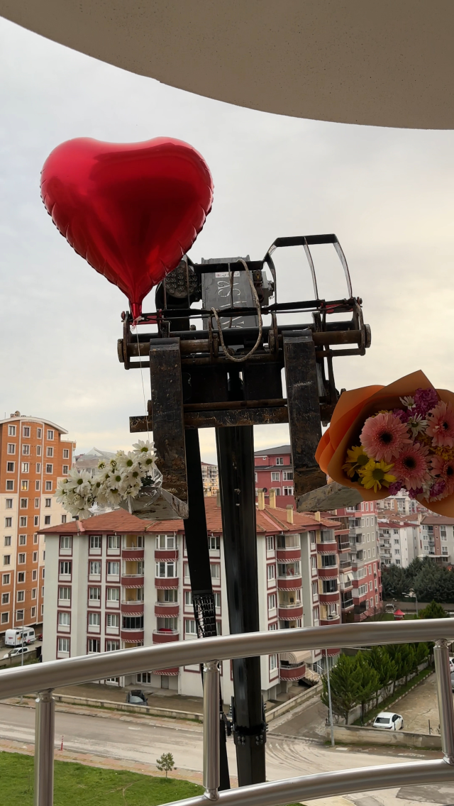 Sevgililer Günü'nü unuttu, iş makinesiyle balkona çıkarttığı güllerle gönül aldı