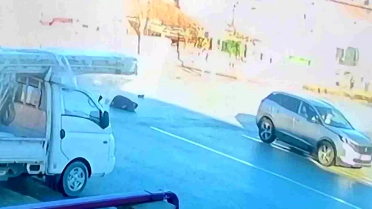 SUV aracın çarptığı yaya yola savrularak yaralandı