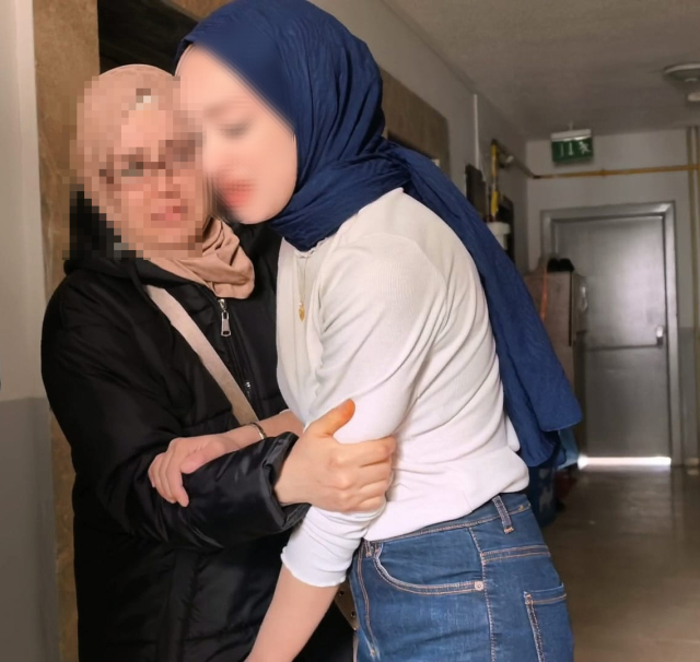 احتجز شقيقته بسكين، وعندما اقتربت الشرطة من الباب باستخدام رأس المطرقة، اختبأ في الحمام