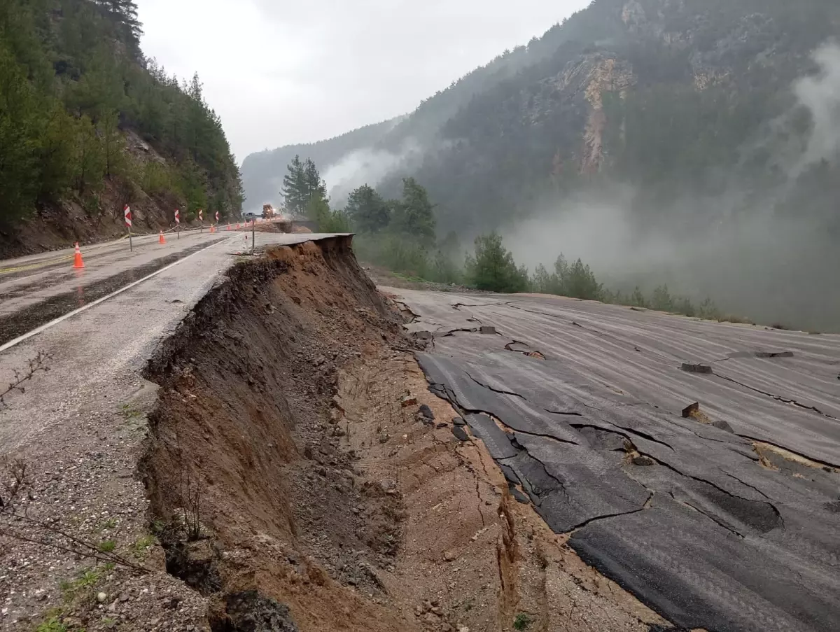 Feke'de Helikopter Pisti Olarak Kullanılan Alan Heyelan Nedeniyle Çöktü