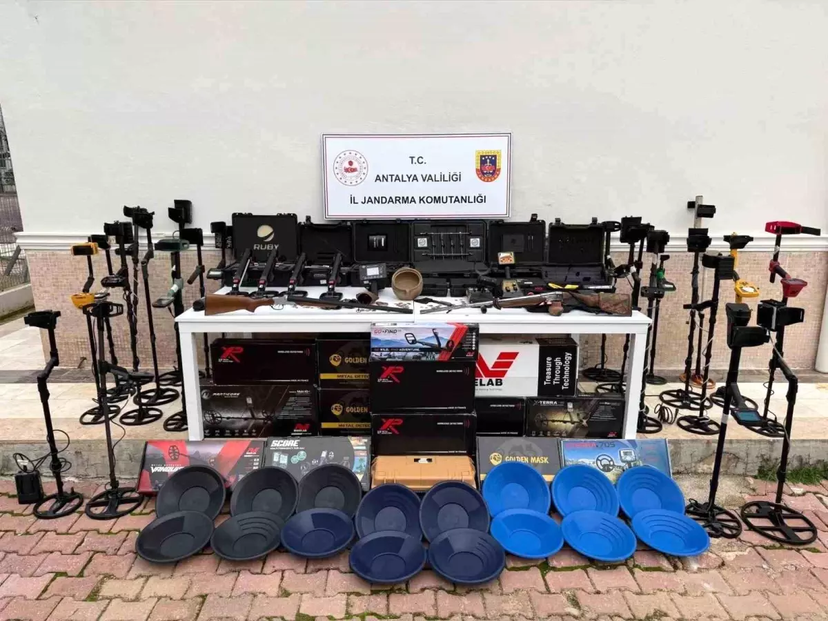 Antalya'da tarihi eser operasyonu: Milyonluk çok sayıda dedektör ve tarihi sikke ele geçirildi