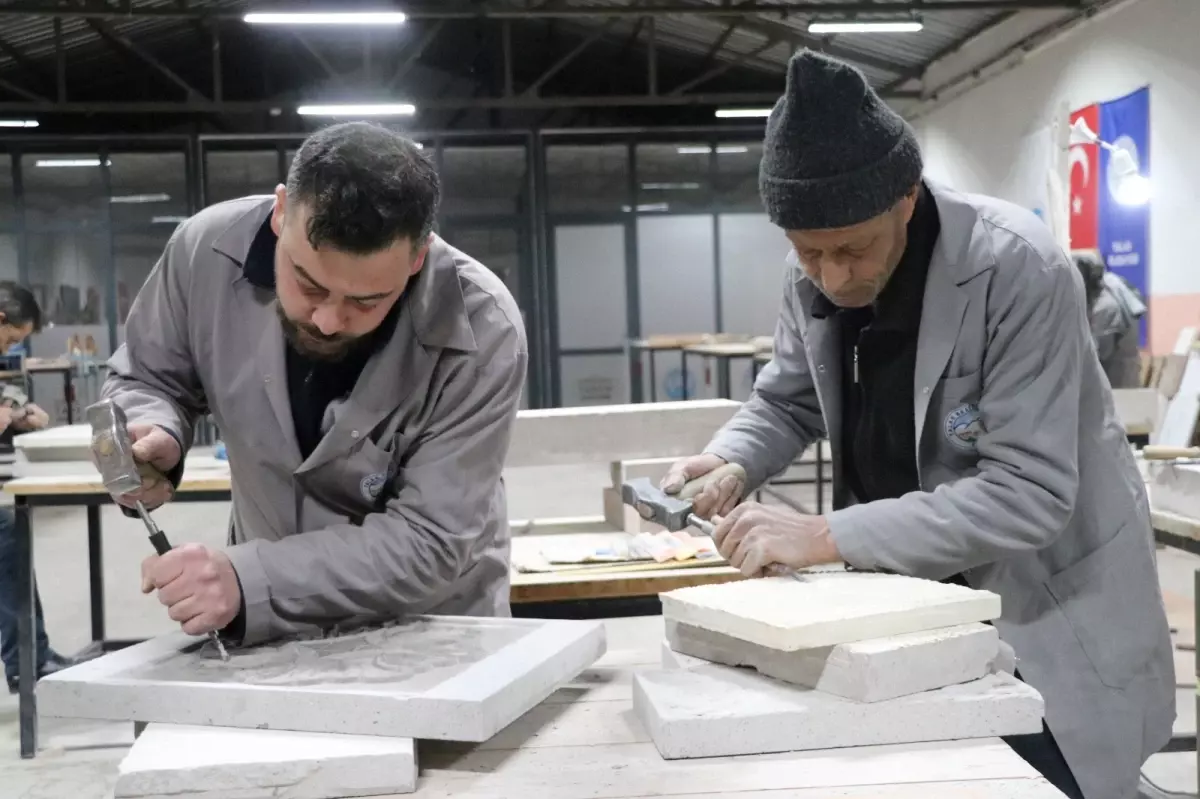 Mimar Sinan'ın Torunu Taş Ustası Baba-Oğul, 119 Yıllık Yetimhanenin Bahçesinde Doğal Taşa Şekil Veriyor