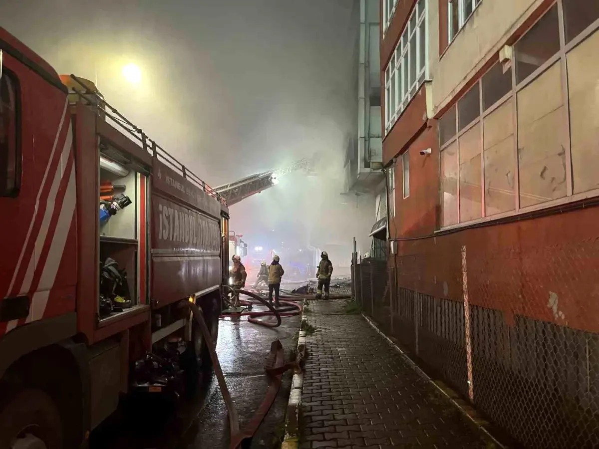 Bağcılar'da 4 katlı tekstil fabrikasında korkutan yangın