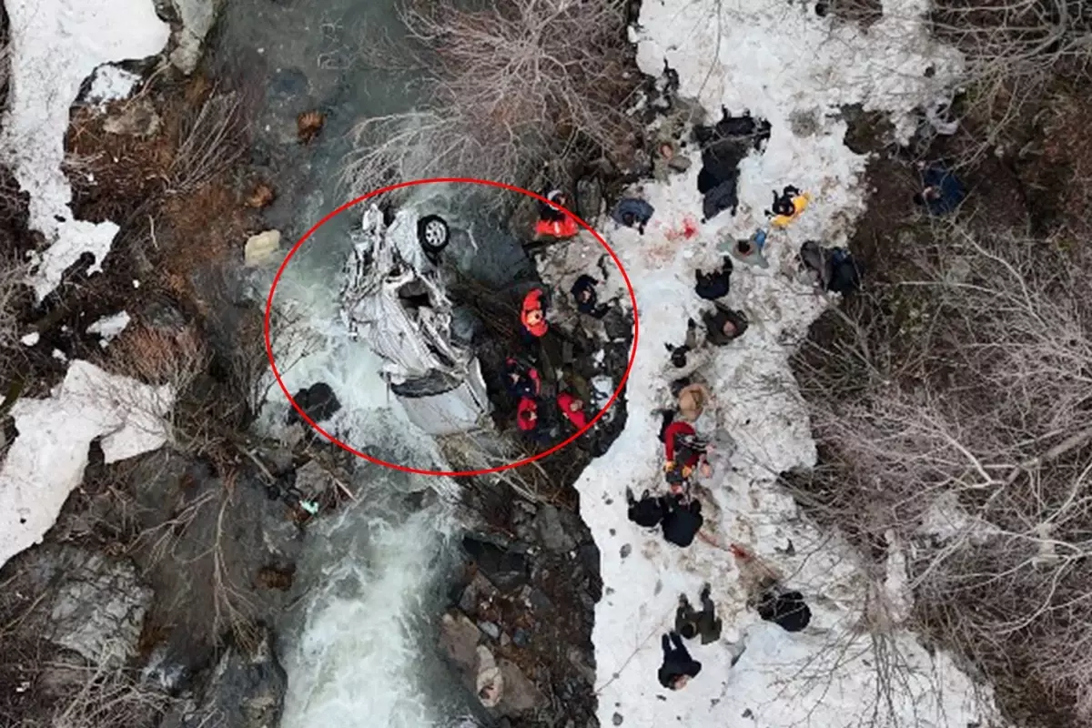 Bir aile dağıldı! Araç dereye uçtu, can kayıpları var