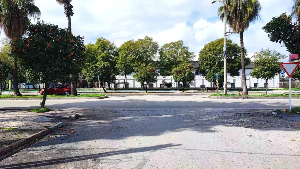 Bulvarda sürekli kaza olmasına esnaf isyan etti