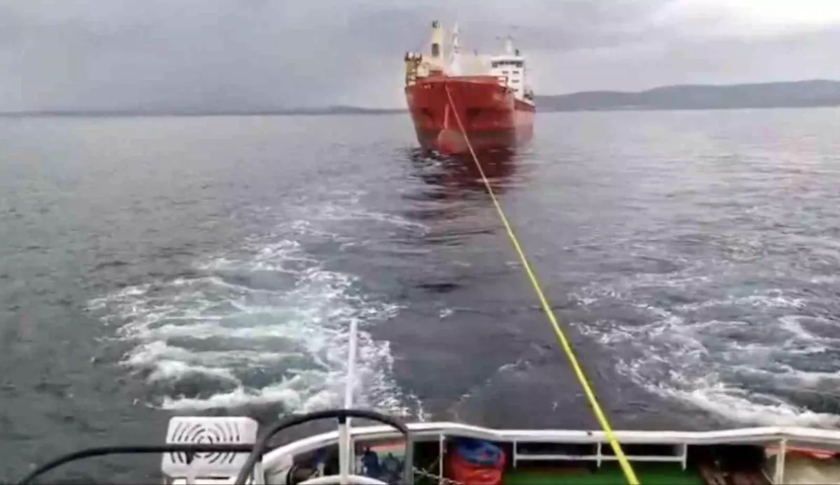 Çanakkale Boğazı'ndan geçen kuru yük gemisi makine arızası yaptı