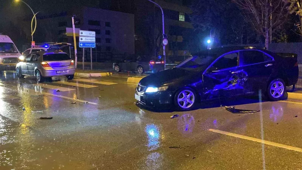 Çorum'da iki otomobil çarpıştı: Anne ve oğlu yaralandı